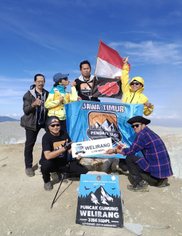 Pendaki U 50 Jatim Sambut HUT RI 80 Dengan Expedisi Kemerdekaan di Gunung Arjuno dan Welirang