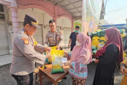 Kapolsek Tikung AKP Anang Purwo Widodo, S.H. meninjau langsung pelaksanaan Gerakan Pangan Murah