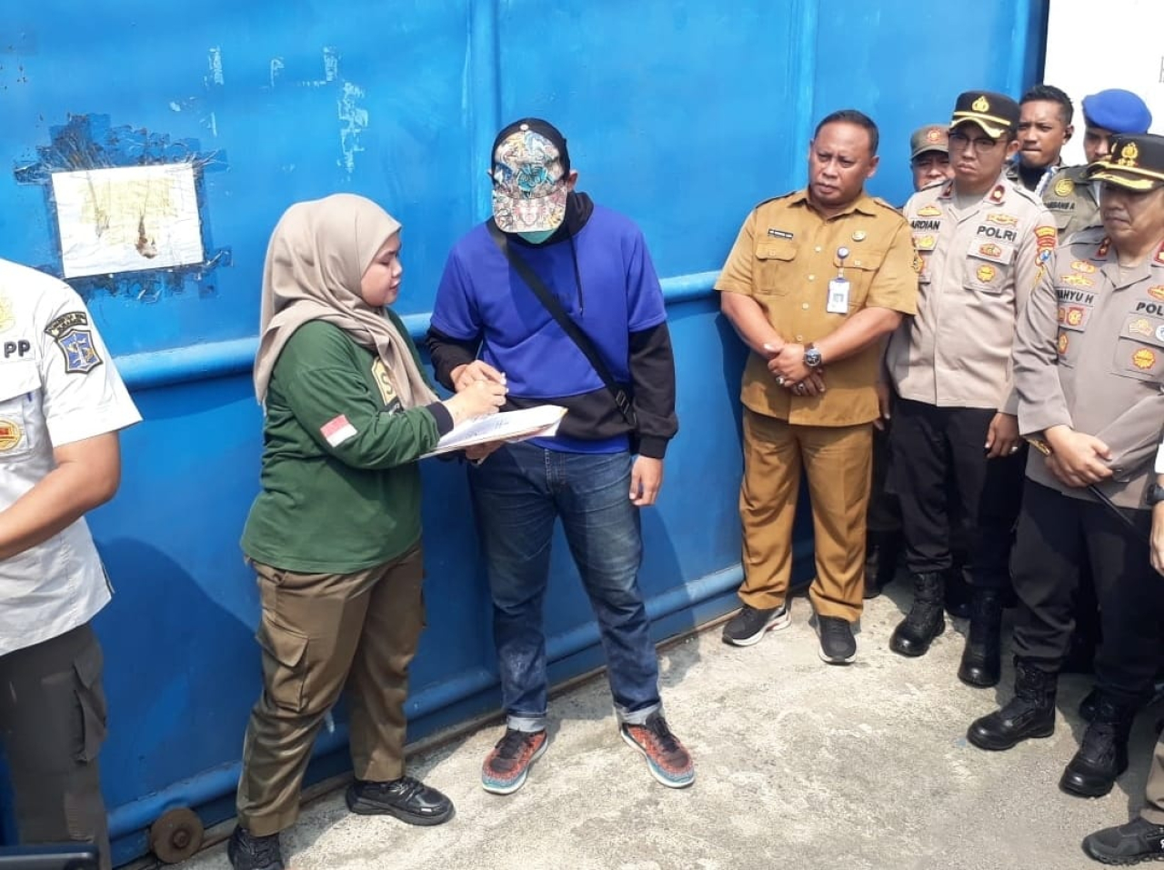 Polres Pelabuhan Tanjungperak Dampingi Pemkot Surabaya Segel Gudang Sentoso Seal
