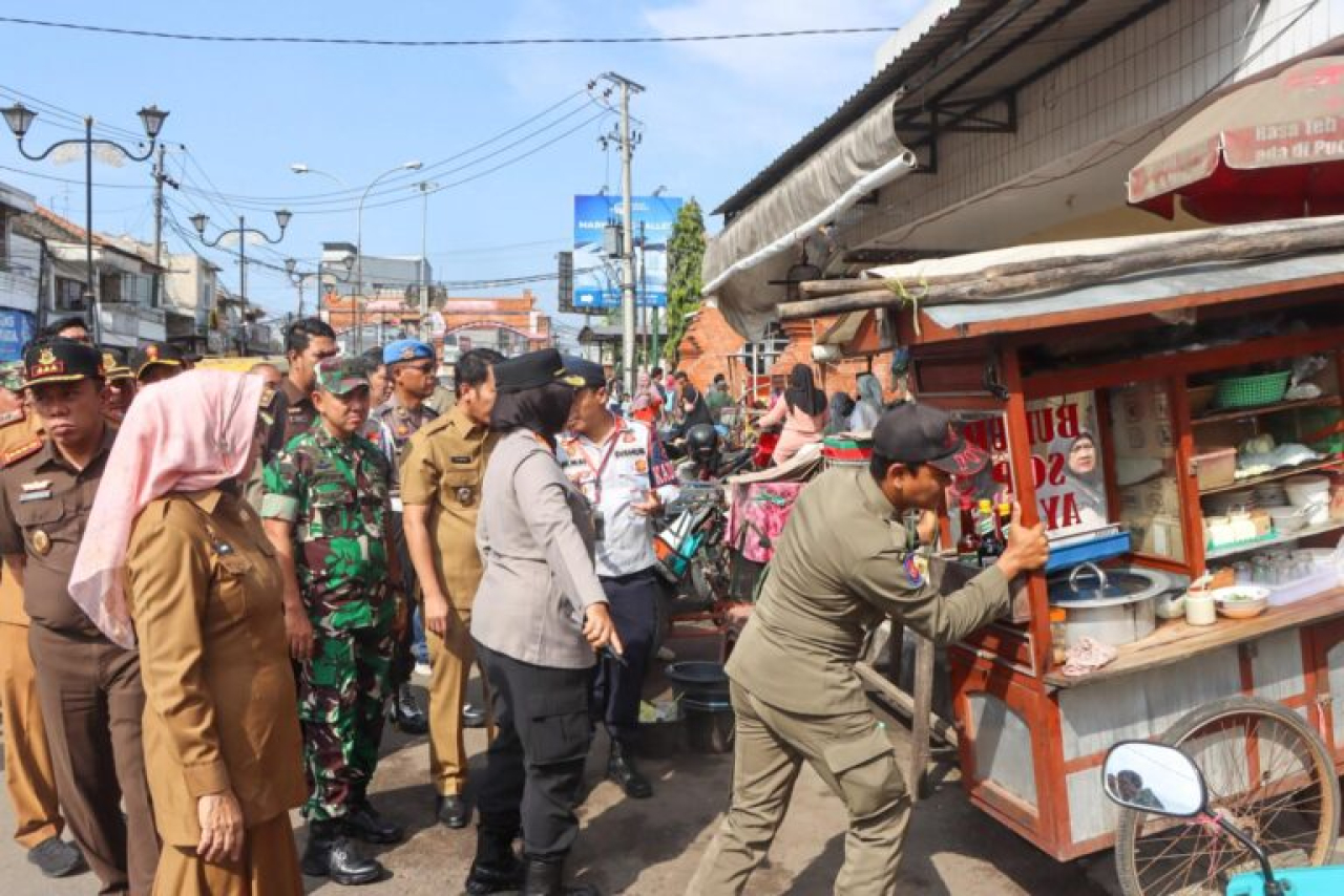 Polresta Cirebon dan Forkopimda Tertibkan Kawasan Weru-Trusmi: Jalanan Dibersihkan, Wisata Lebih Nyaman